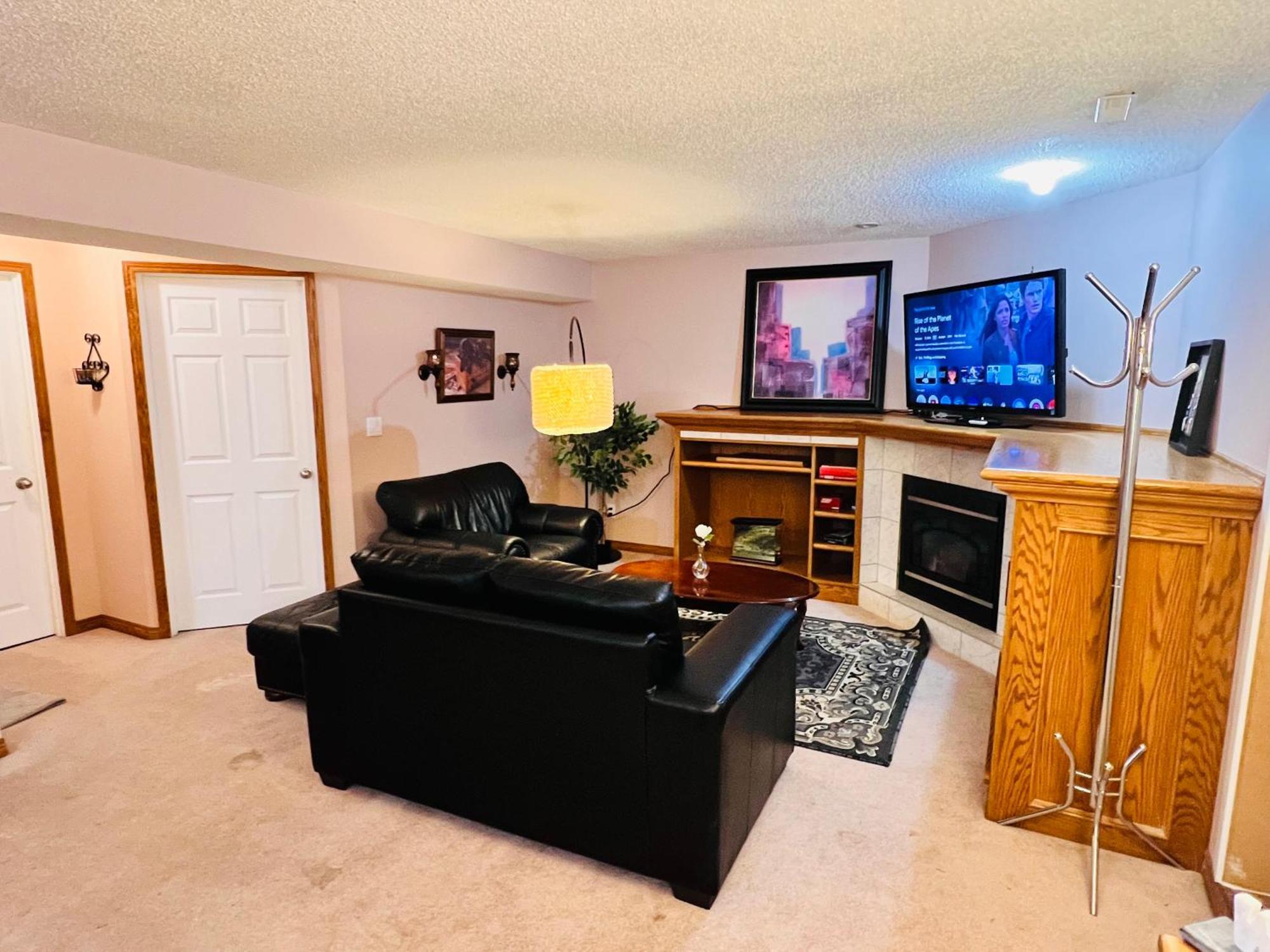 A Classic Homely Basement Suite! Chestermere Extérieur photo