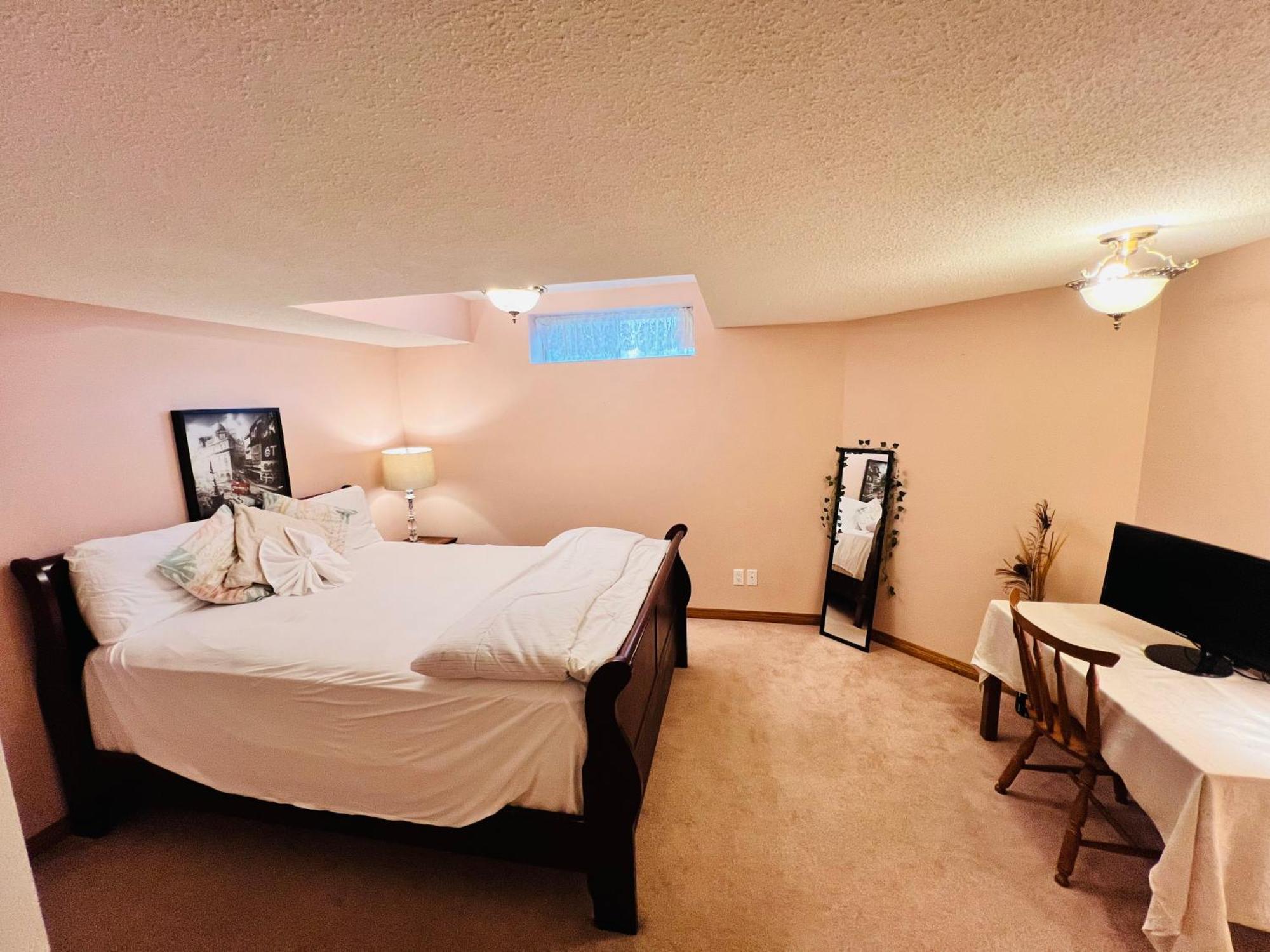 A Classic Homely Basement Suite! Chestermere Extérieur photo
