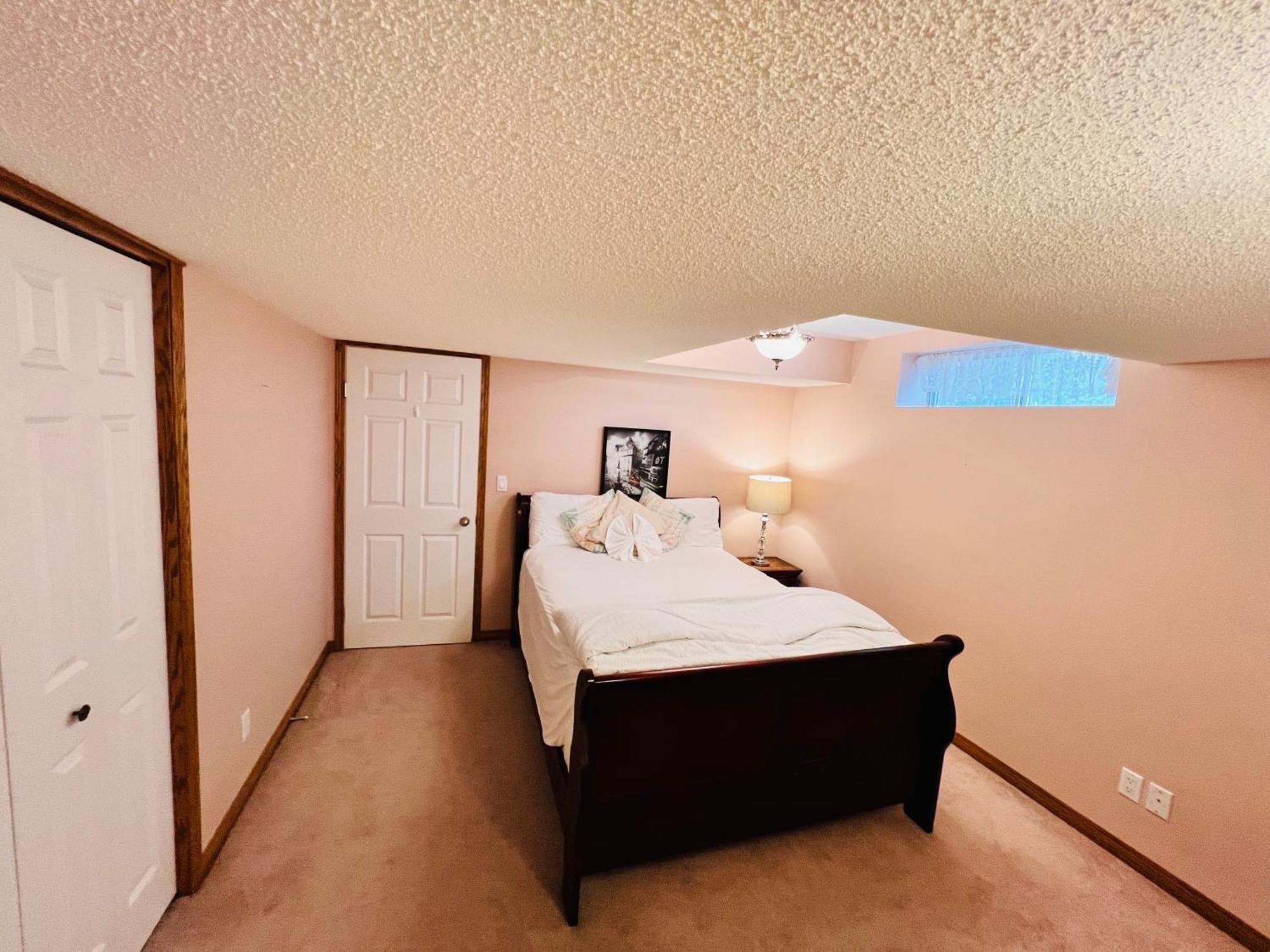 A Classic Homely Basement Suite! Chestermere Extérieur photo