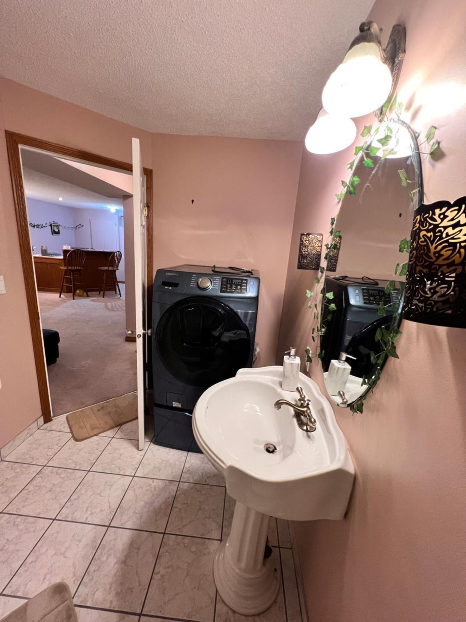 A Classic Homely Basement Suite! Chestermere Extérieur photo